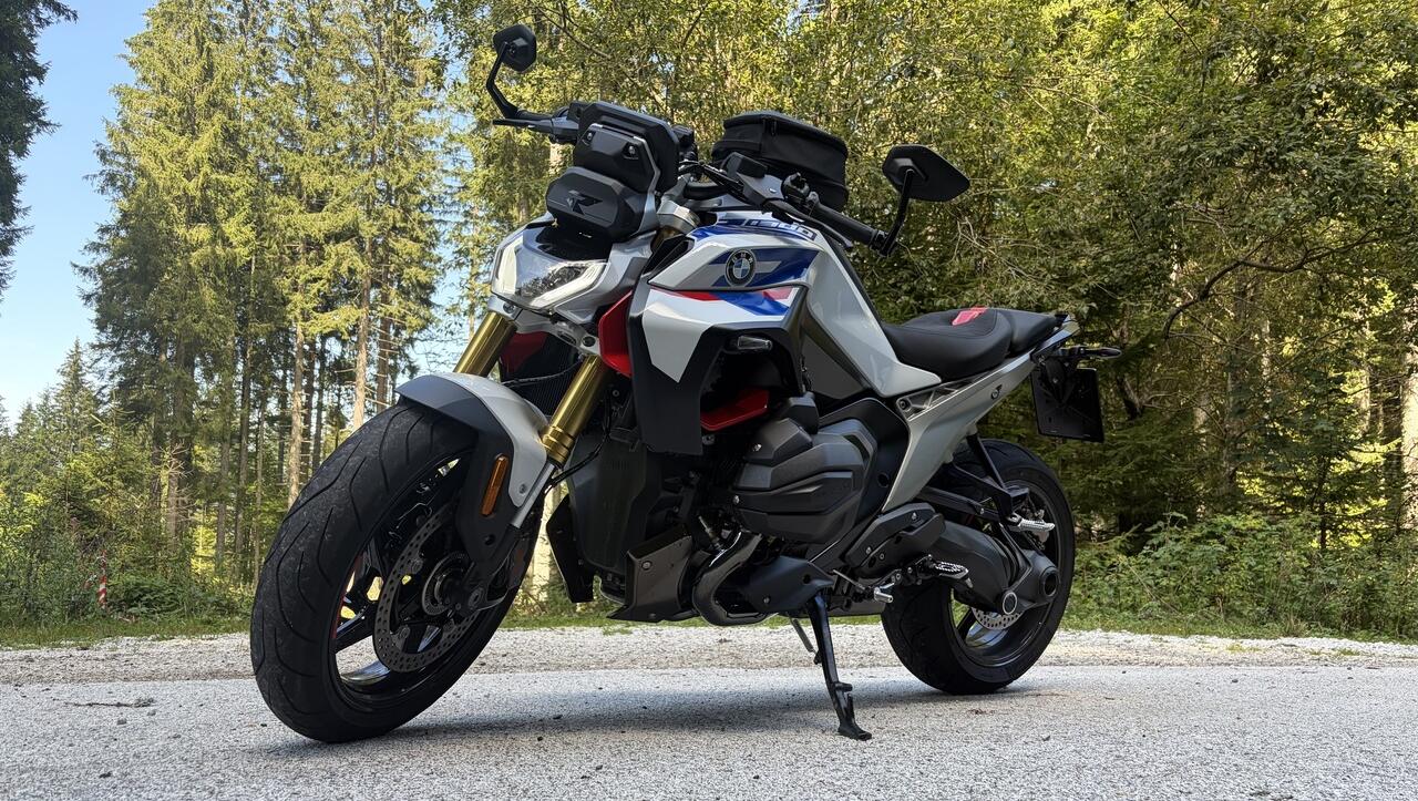 BMW R 1300 R: Test nabrušenega športnega bokserja