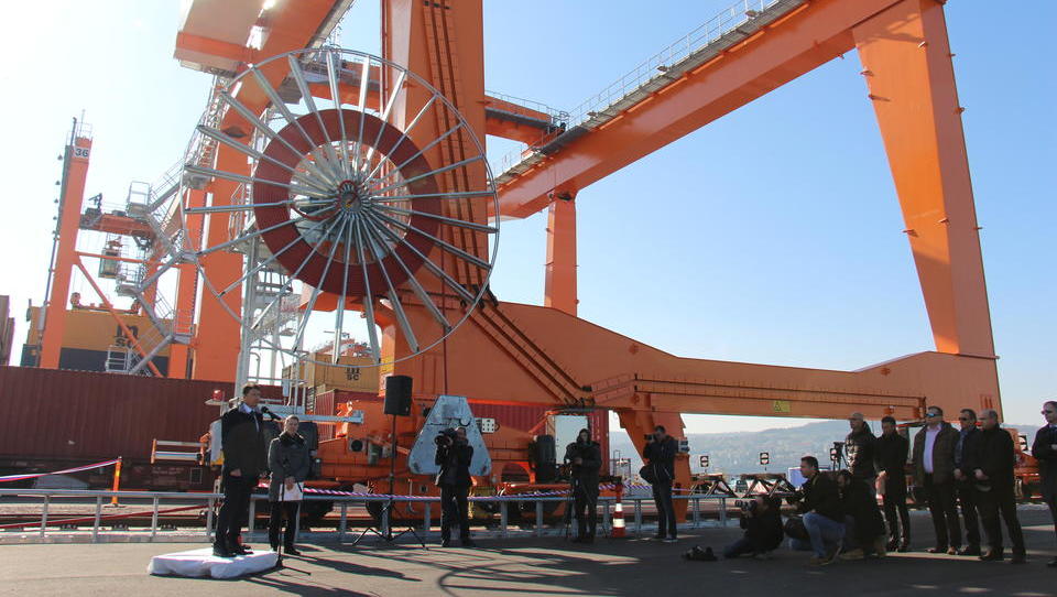 (fotogalerija) Naložbe v Luki Koper: z novimi dvigali bodo avtomatizirali pretovor z ladij na vlake 