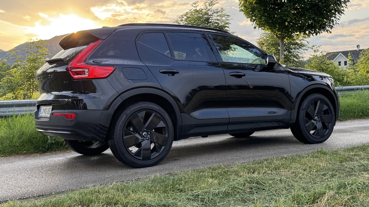 test-volvo-xc40-black-edition-ultra-ved-ki-obvlada-dramo-in-e