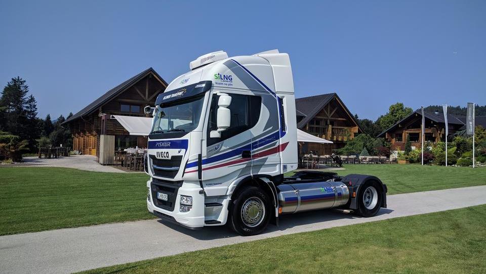 Dva slovenska prevoznika že vozita s tovornjaki na utekočinjen zemeljski plin