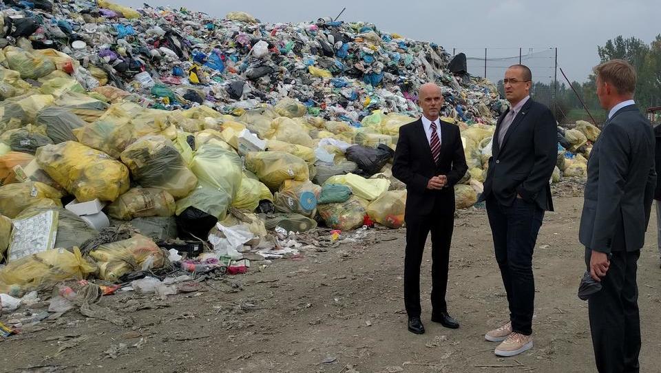Minister pričakuje »pravne manevre« nasprotnikov odpadkarskega zakona