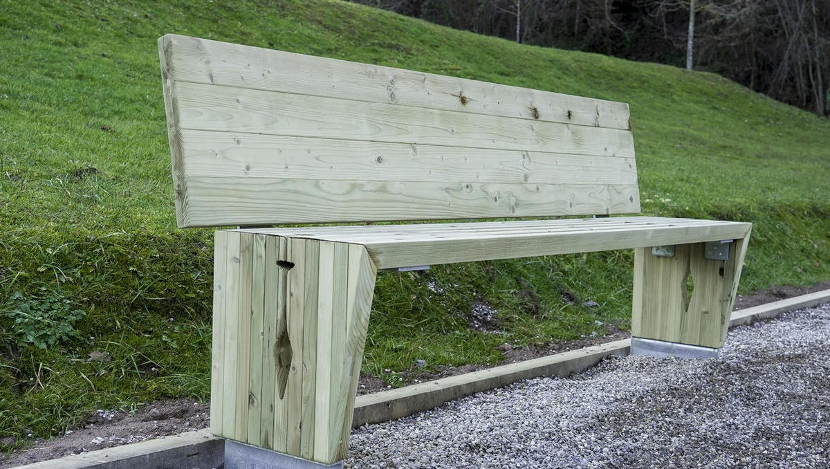 V občini Žiri so postavili urbano opremo, izdelano iz odsluženega lesa