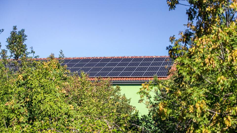 Skupina GEN-I je postavila prvo sončno elektrarno na Hrvaškem