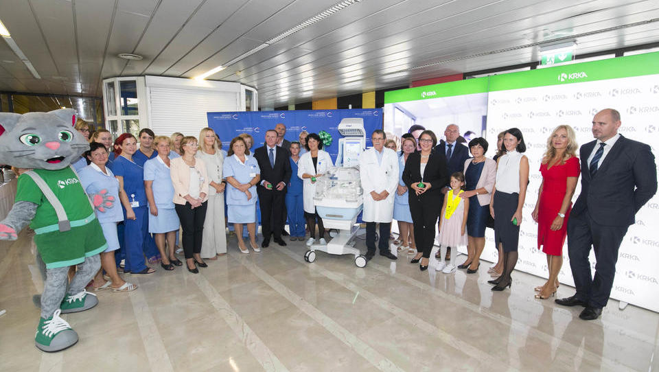 Krka je porodnišnici Ljubljana podarila 40 tisoč evrov vreden inkubator za nedonošenčke