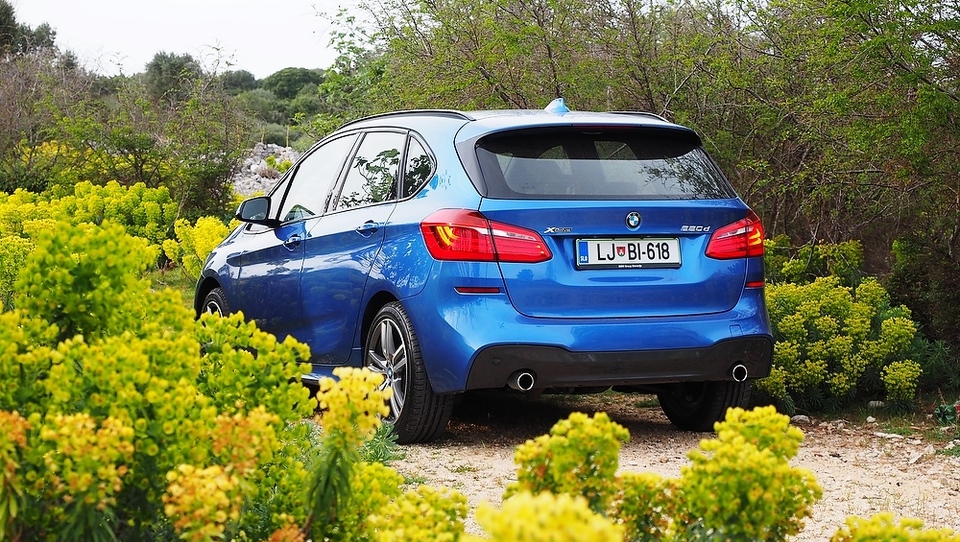 BMW do prodajnega rekorda s spredaj gnanima serijama 2 in X1 