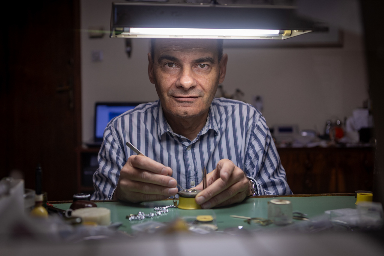 Zadnji mojstri v Sloveniji: Čevljarji, šivilji in urarji