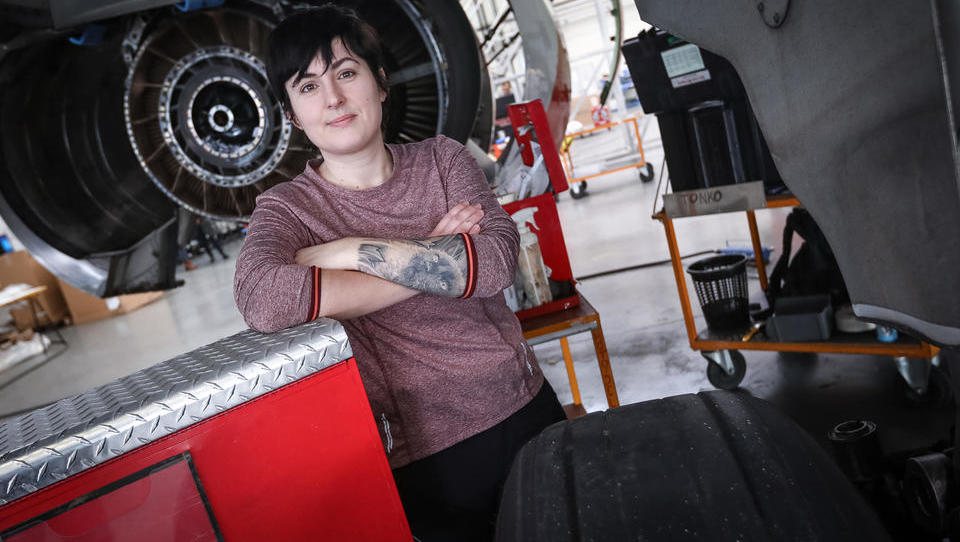 (Intervju) Kdo je edina ženska v hangarjih Adria Tehnike, ki ''šravfa'' letala