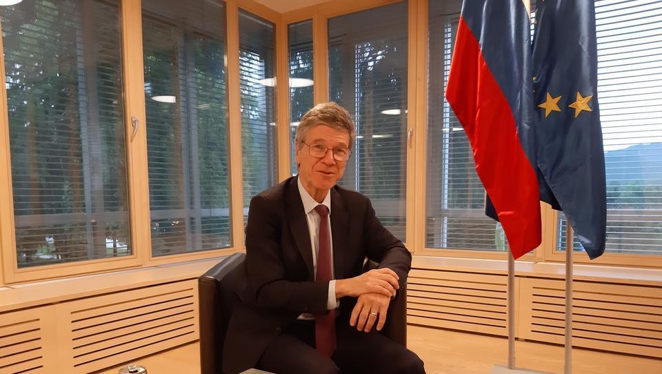 (intervju) Jeffrey Sachs: Želim, da bi tudi Nemčija in Slovenija delali e-avte, ne le Kitajska 