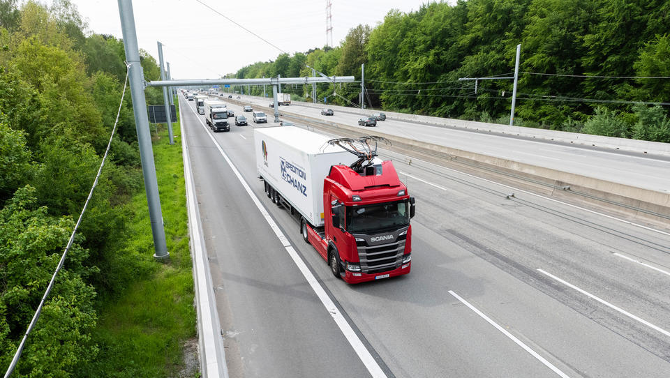 Prihodnost prometa: elektrificirane avtoceste in tovornjaki s pantografi?