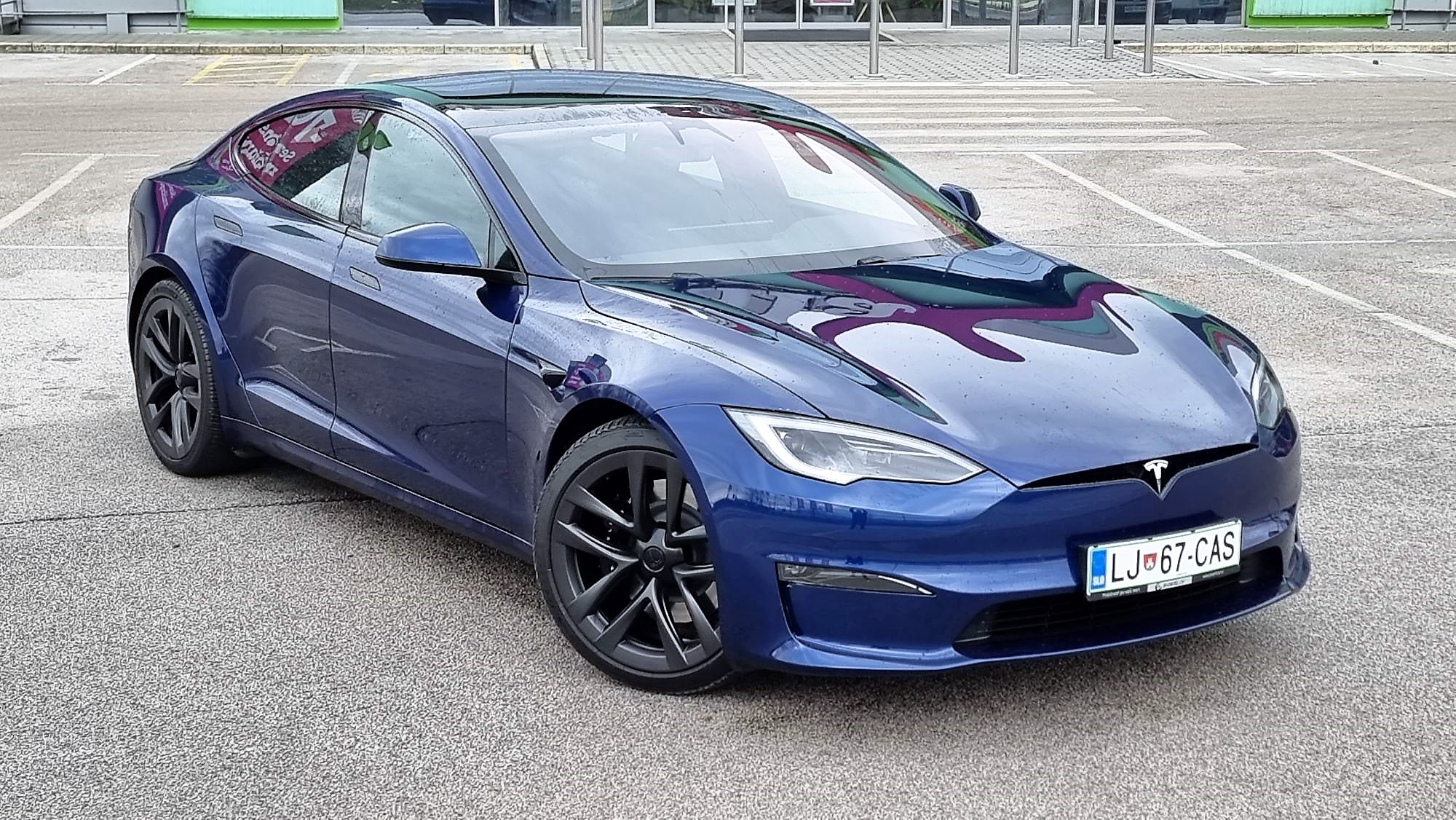 Bitka na parketu električnih avtov: Tesla je Kitajce pognala v tujino