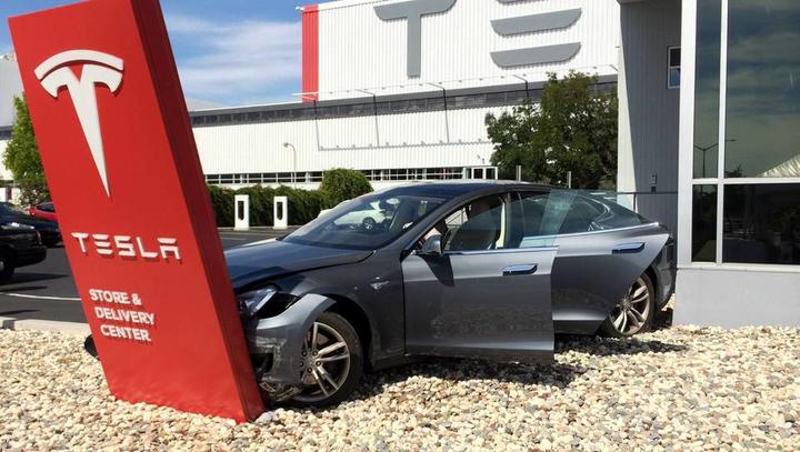 Poškodovana Tesla lahko lastnika sleče do golega