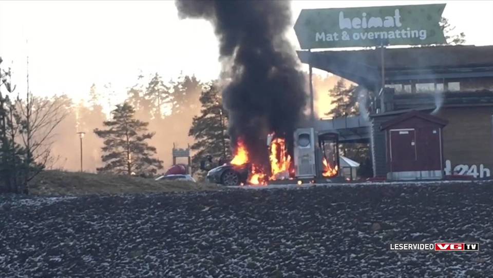 (video) Tesla model S na Norveškem zgorela pri polnjenju