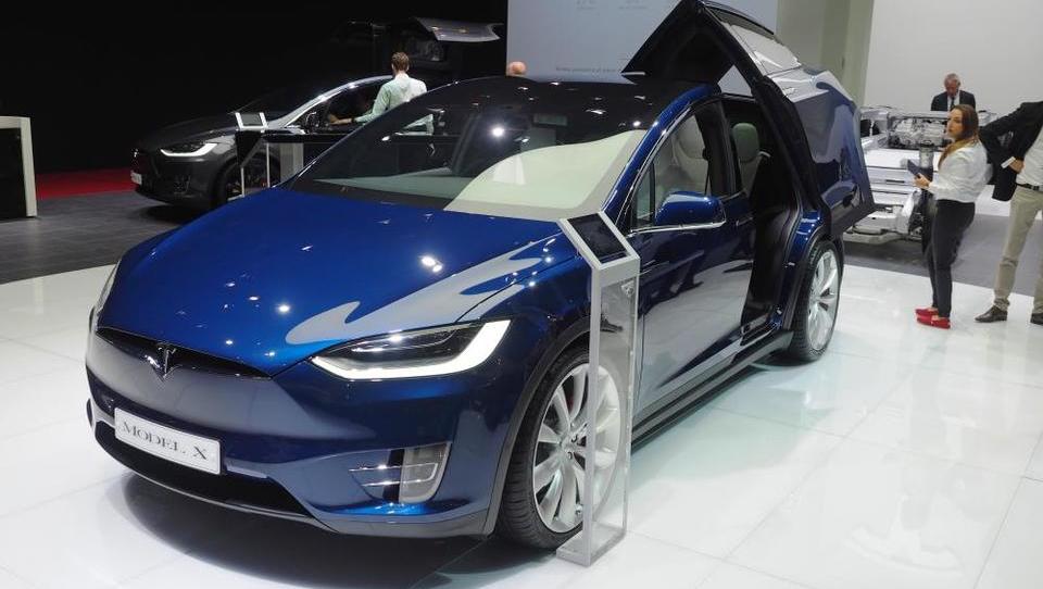 Tesla na krilih Modela X do rekordne prodaje, Musk prepovedal popuste 