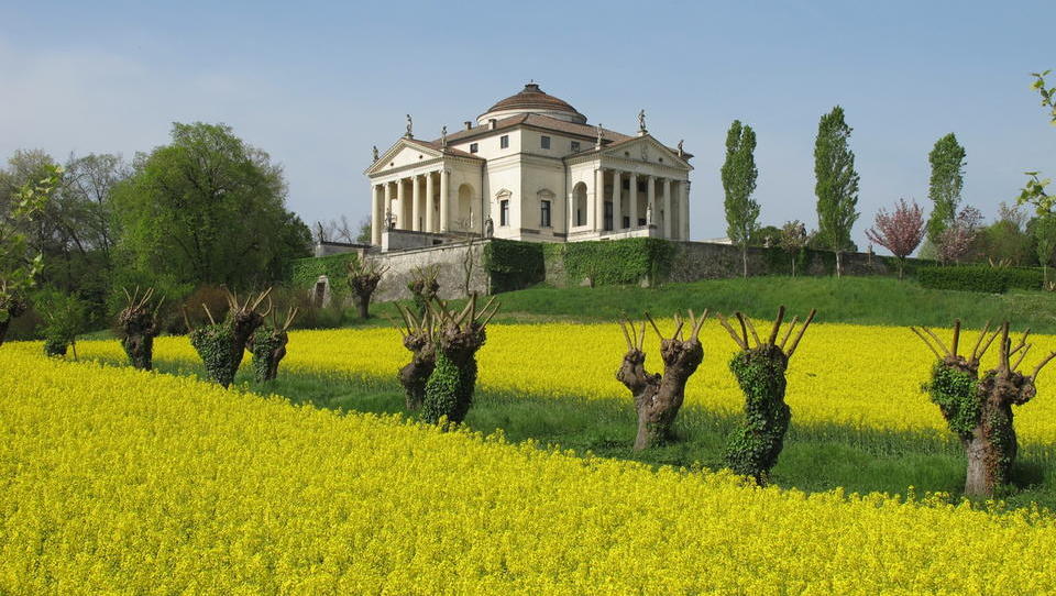 Hiša, ki so jo stoletja posnemali v Evropi in Ameriki