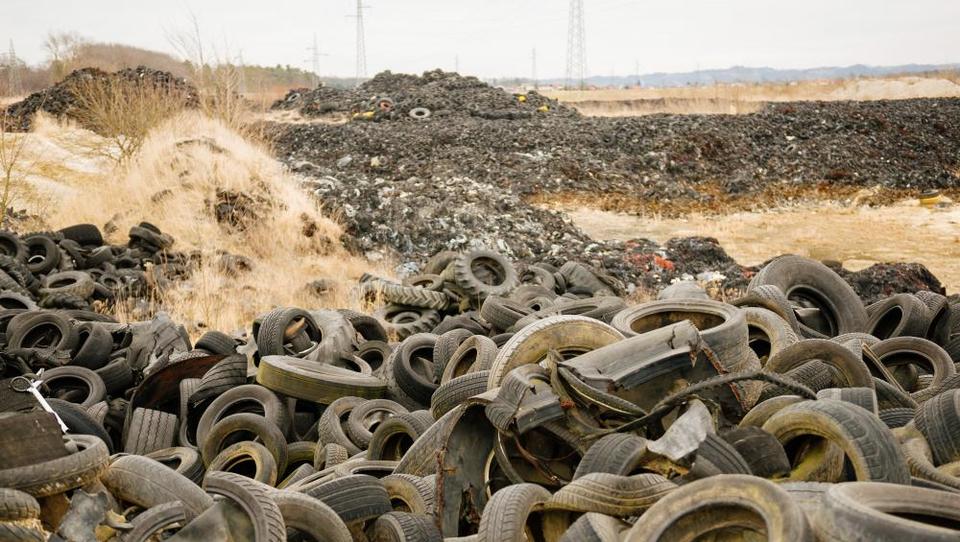 Izbrano podjetje, ki bo odpeljalo 28 tisoč ton starih gum