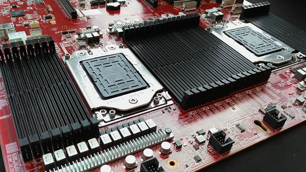 AMD kot strela z jasnega udaril z novimi strežniškimi procesorji