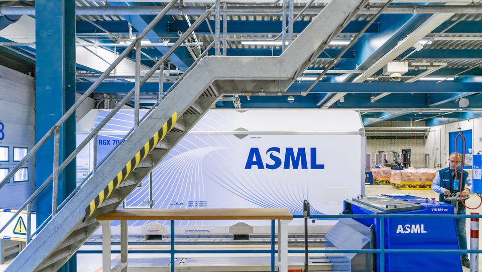 ASML ima rekordne rezultate, naročil pa ne dohaja več