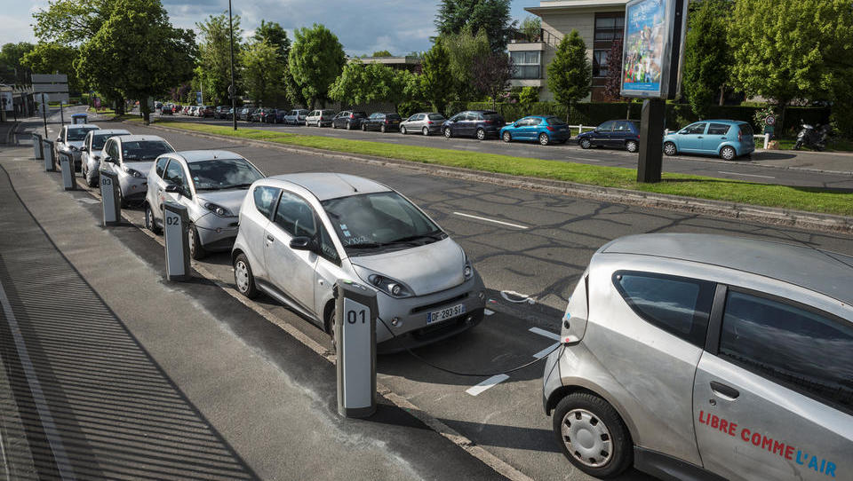 Propad izposojevalnice  e-avtov v Parizu: umikajo več kot štiri tisoč vozil