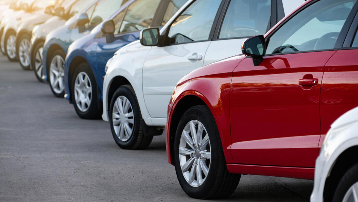 Prodaja avtomobilov še vedno krepko upada, a ne zaradi podražitev