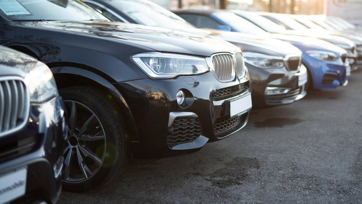 Mesečni strošek poslovnih avtov presegel tisoč evrov