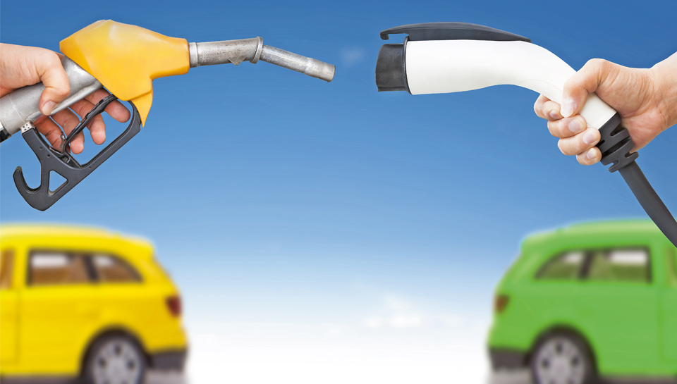 Električni vs. bencinski avto 2. del: kateri zmaga na servisu?