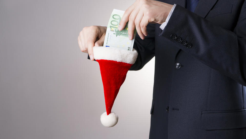 Izračun: koliko vas stane, če zaposlene ob koncu leta nagradite s 500, 1.500 ali 2.000 evri nagrade