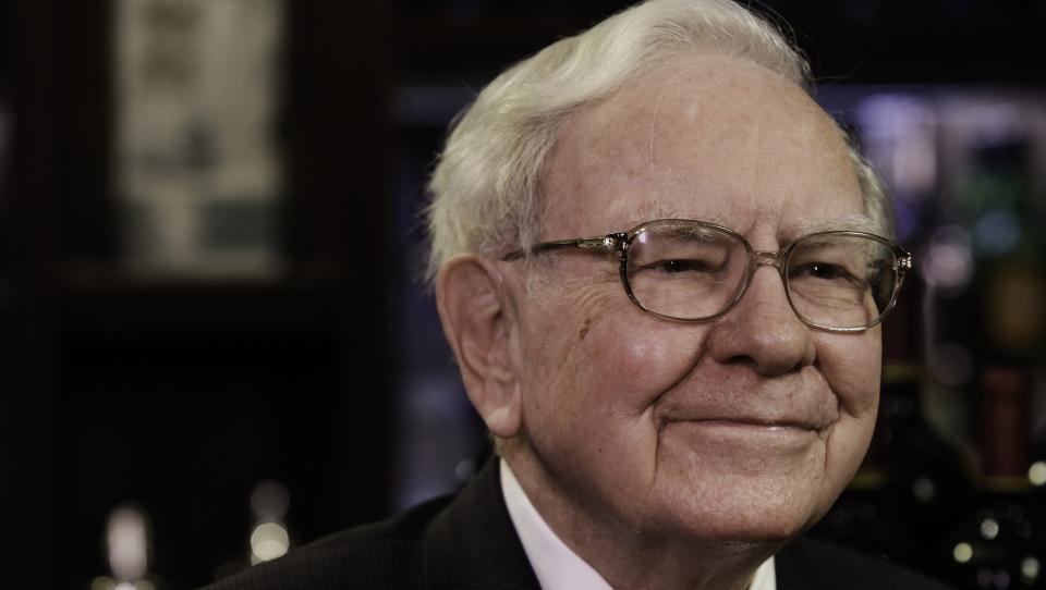 Warren Buffett vlaga v Apple in se poteguje za Yahoo