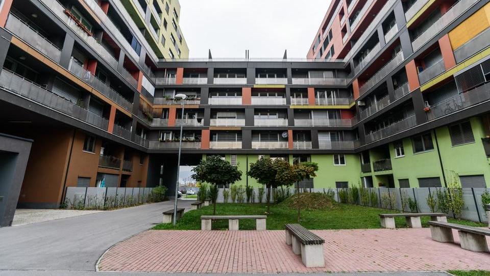 Stečaj Sigmanove: za pet stanovanj v Celovških dvorih se je steplo 63 dražiteljev