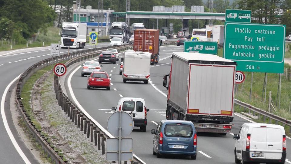 Elektronsko cestninjenje za težka vozila bo zmanjšalo izpuste