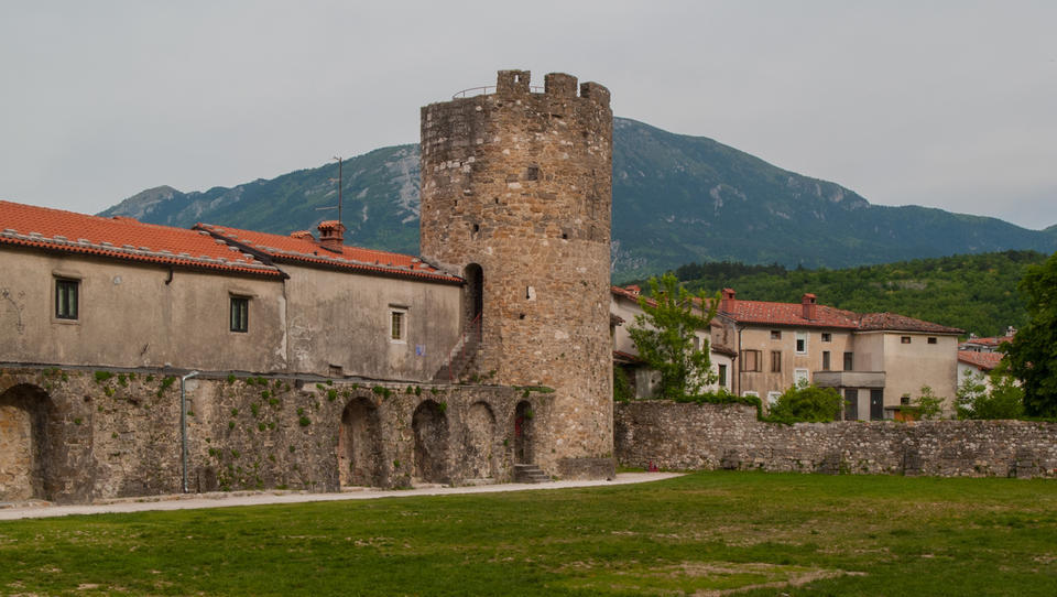 Zid, ki povezuje kraje in ljudi od hrvaške Reke do našega Posočja