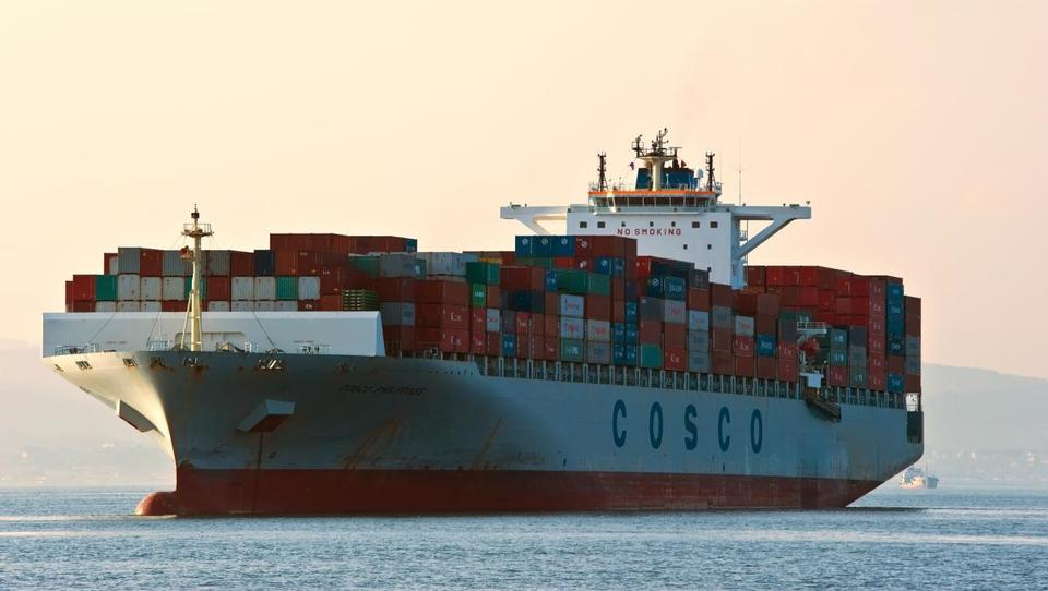 Kitajski državni ladjar Cosco prevzema OOCL in se vriva med največje ladjarje na svetu, kjer sicer vladajo Evropejci  