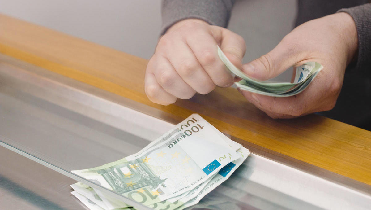 Banke in gotovina: stroški dvigov in pologov, čakalne dobe in vprašanja bank pri večjih zneskih gotovine