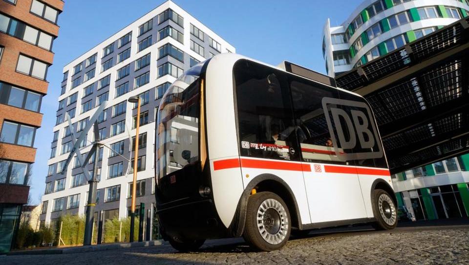 Na nemške ceste zapeljal prvi samovozeči avtobus