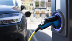 Prodaja avtomobilov v rdečem, le električni so vroče žemljice