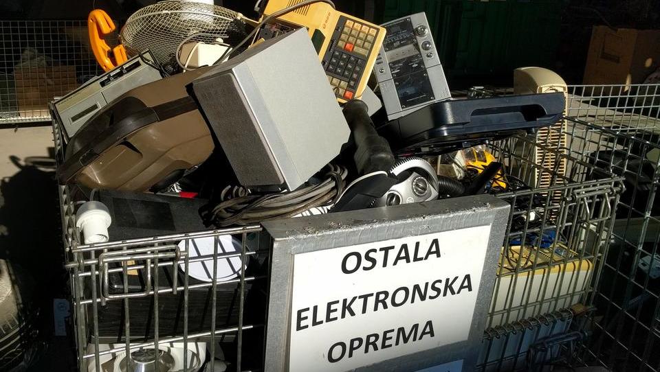 (grafika) Minister Leben, tu imate še en problem: e-odpadki