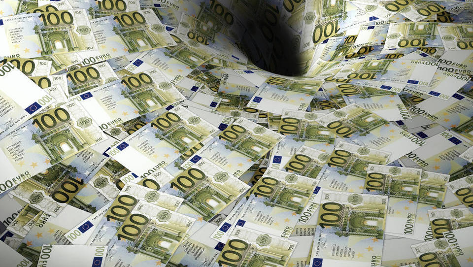 V grafih: Slovenski javni dolg je konec leta 2023 in zrasel in upadel – odvisno od perspektive