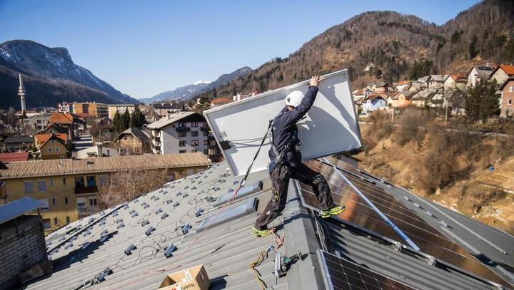 (video, foto) Kaj vse je bilo treba narediti za postavitev elektrarne na bloku