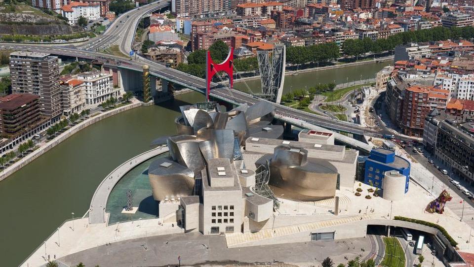 Guggenheim – muzej, ki je iz neuglednega mesta naredil svetovno turistično meko