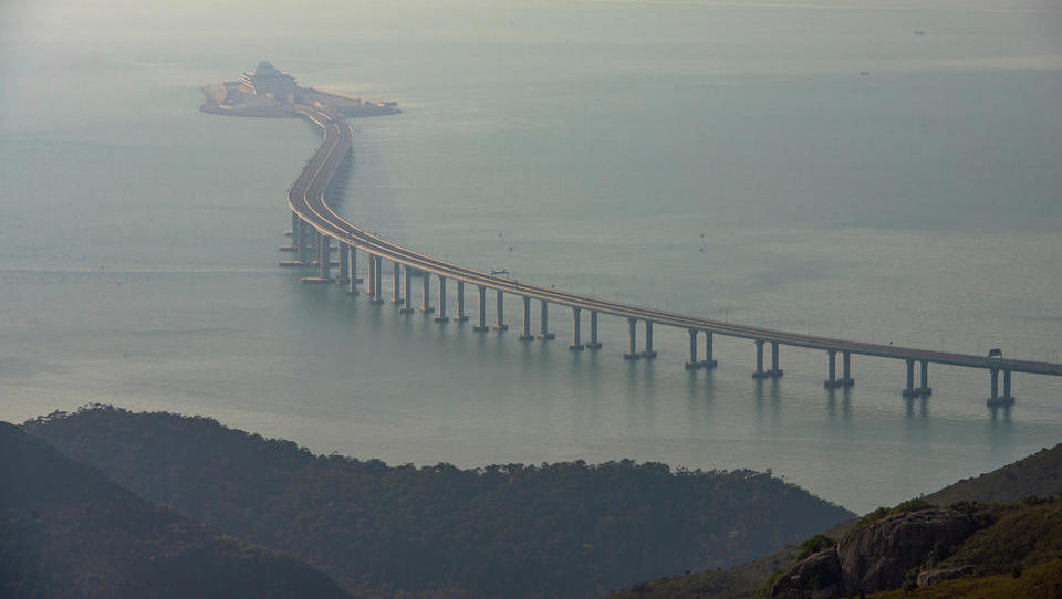 Kitajci odpirajo najdaljši most na svetu z dvoletno zamudo in z milijardnim aneksom