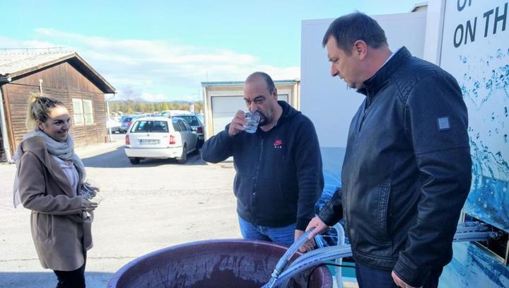 Iskrina naprava, ki brez kemikalij močno onesnaženo vodo naredi pitno