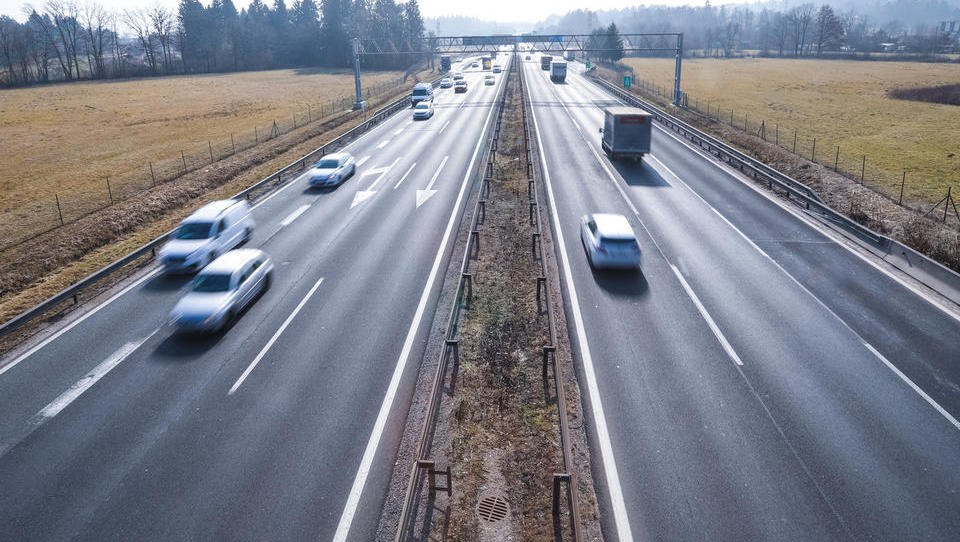 Dars bi lahko povečal pretočnost prometa brez gradnje novih pasov. Kako to delajo v Avstriji?
