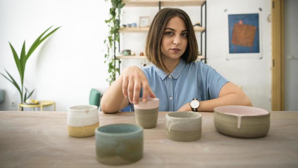 Oblikovalka keramike, ki prek spleta osvaja svet
