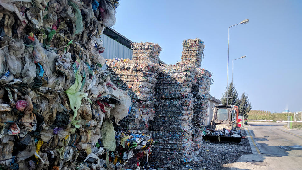 Na Kitajsko od pet do deset tisoč ton slovenskih odpadkov. Na leto.