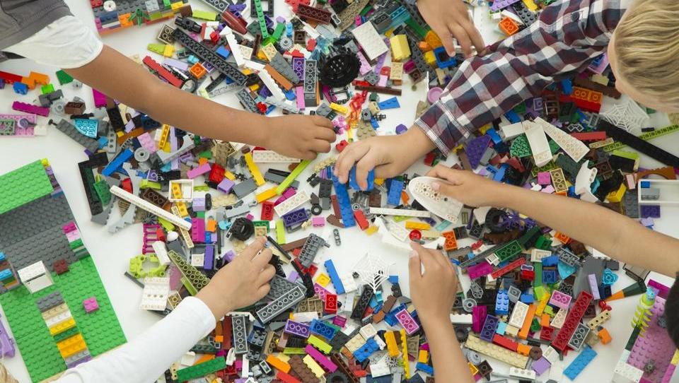 Lego na razpotju med tradicijo in digitalno prihodnostjo