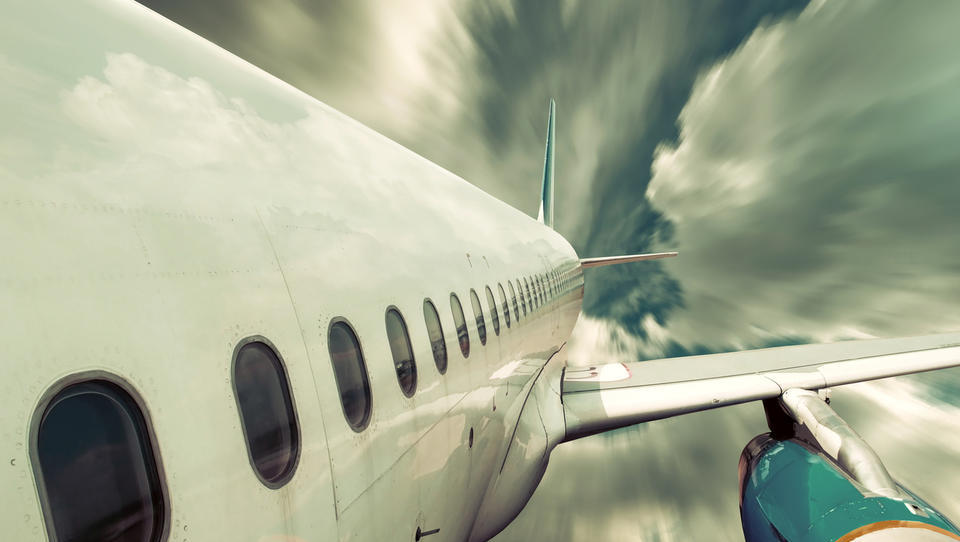 Pritisk na letalsko industrijo: razvijati bo treba čistejša letala 