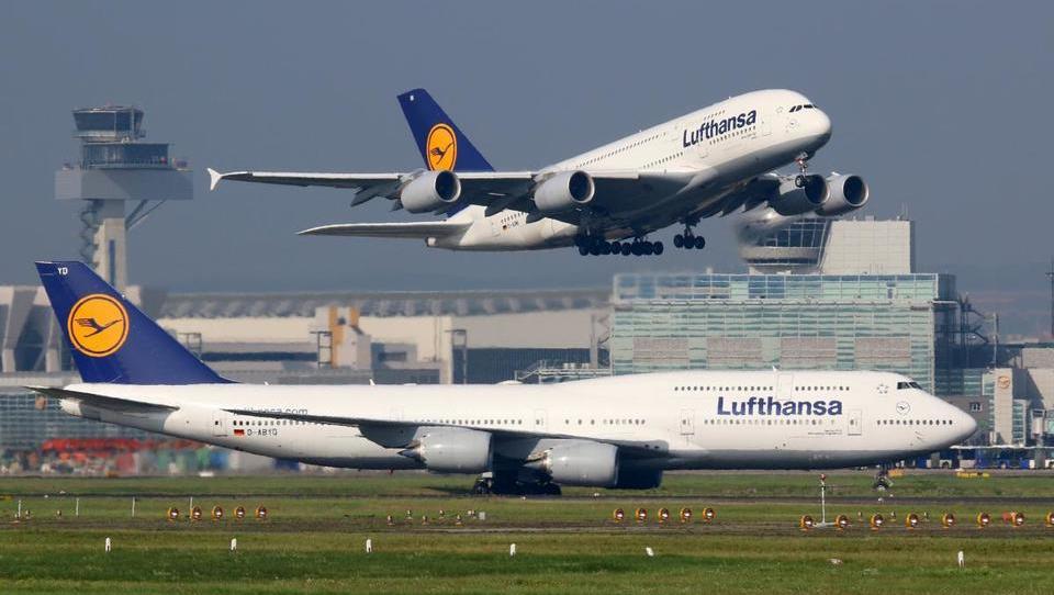 Nemški Lufthansi večina premoženja Air Berlina, želi še Alitalio