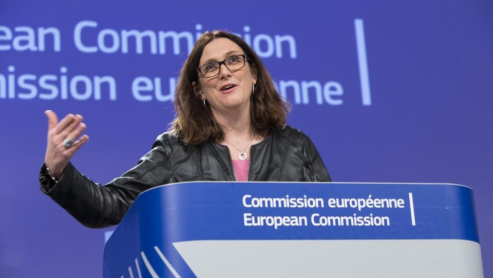 Evropska komisija tehta tri možnosti za ukrepanje na napovedane carine ZDA