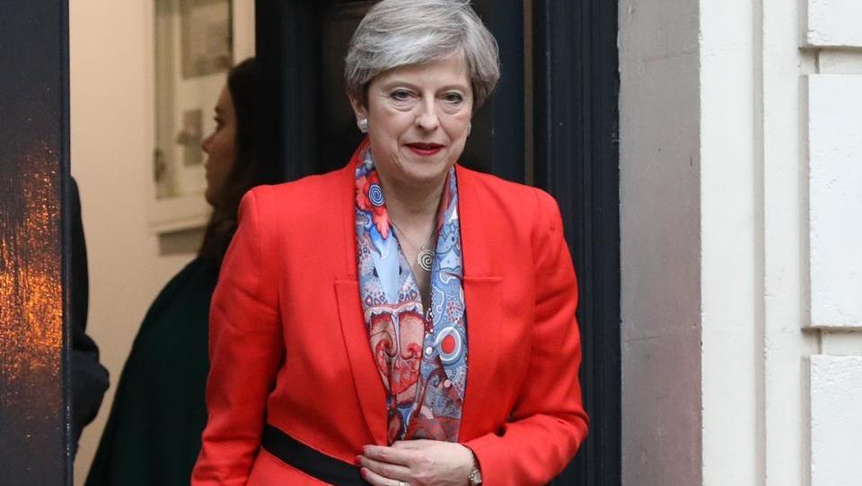 Britanska premierka se je želela z volitvami okrepiti, a je šibkejša