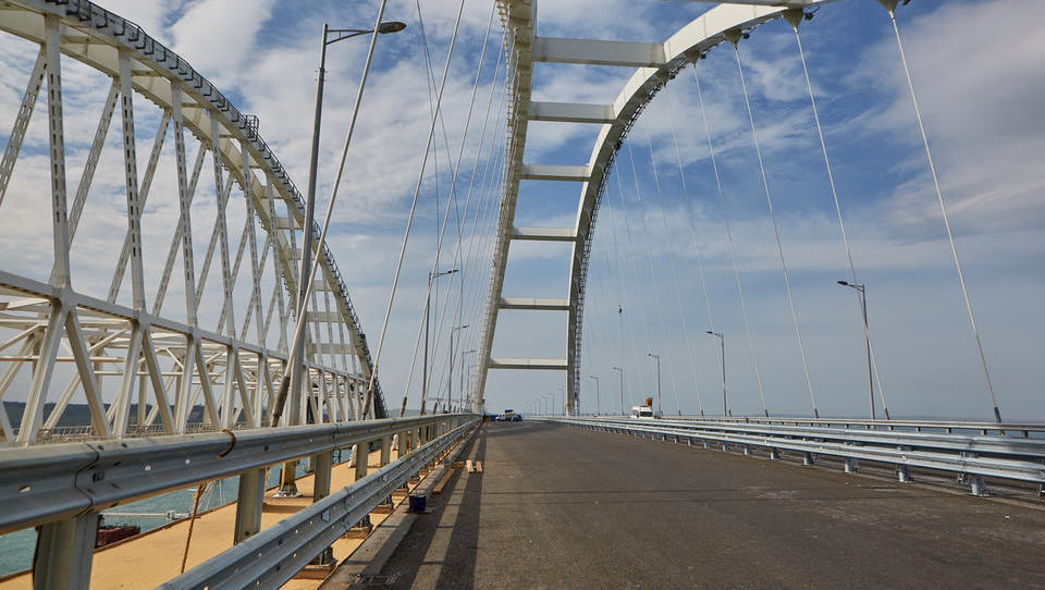  (video) Krimski most: Putin se je simbolično pripeljal na polotok s tovornjakom Kamaz