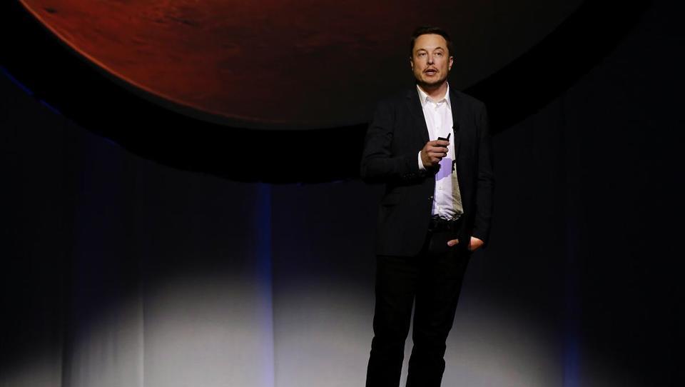 SpaceX Elona Muska v prvi turistični polet okoli Lune